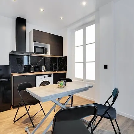 4 Personnes Aux Portes De Paris * Saint-Denis (Seine-Saint-Denis)